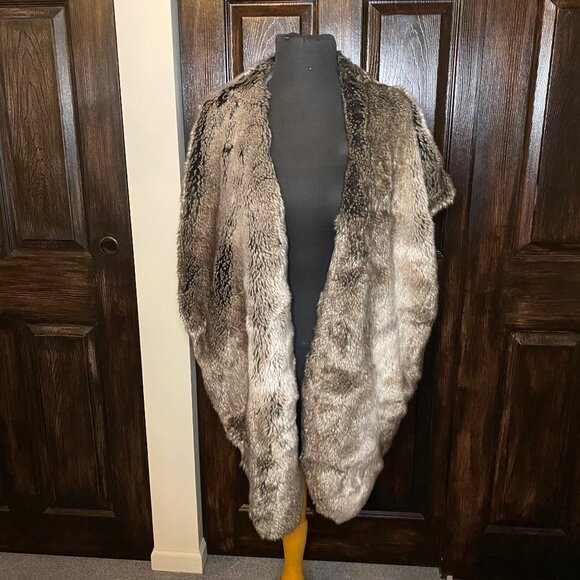 RH Luxe Faux Fur Gray Shawl - Picture 1 of 5